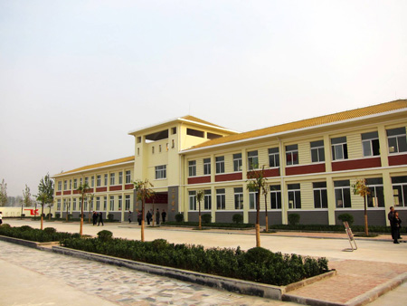 多媒體教室、圖書(shū)室、實(shí)驗室以及足球場(chǎng)