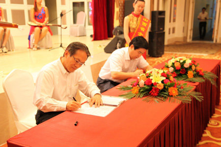 東芝中國總代表桐山輝夫同廣東省山西商會(huì )會(huì )長(cháng)、廣州大運集團董事長(cháng)遠勤山簽署合作協(xié)議書(shū)