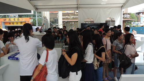 現場(chǎng)東芝展示最新科技產(chǎn)品，吸引了眾多參觀(guān)者的關(guān)注