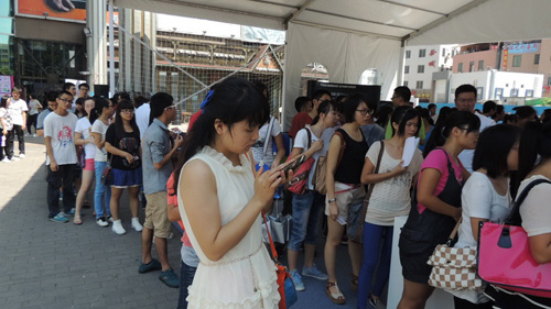 互動(dòng)游戲區人頭攢動(dòng)，大家熱情參與，長(cháng)隊一直排到場(chǎng)館外