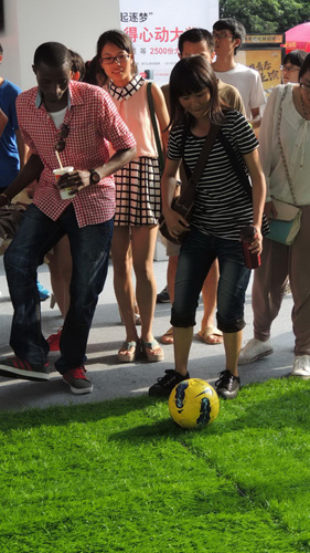 現場(chǎng)的足球游戲，吸引了國外友人一起來(lái)參與