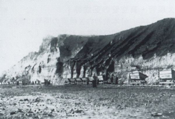 用鐵路運載沙土后堆土的情景，這是一個(gè)很大的工程。