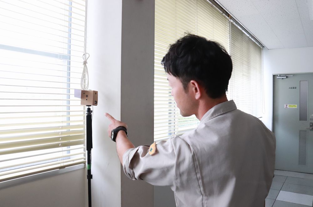 通過(guò)圖像識別人臉、捕捉員工動(dòng)向的設備